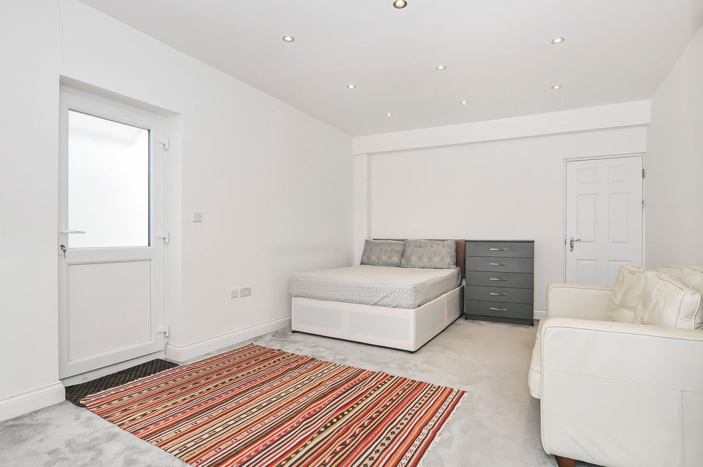 Flat Hilliers Avenue in Greater London