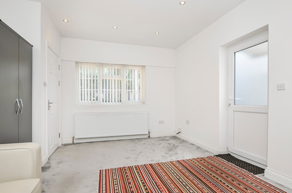 Flat Hilliers Avenue in Greater London