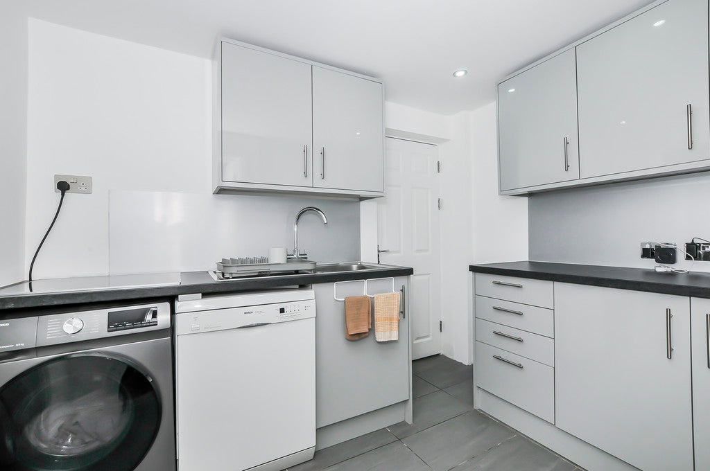 Flat Hilliers Avenue in Greater London