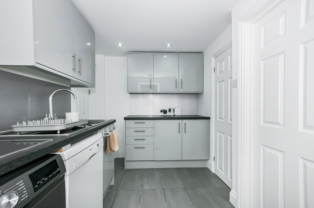 Flat Hilliers Avenue in Greater London