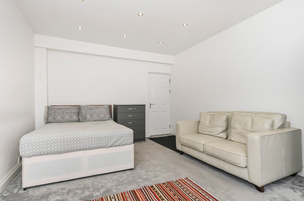 Flat Hilliers Avenue in Greater London