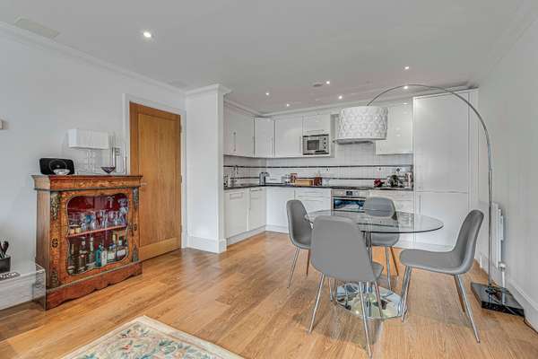 Flat Twickenham Road in Greater London