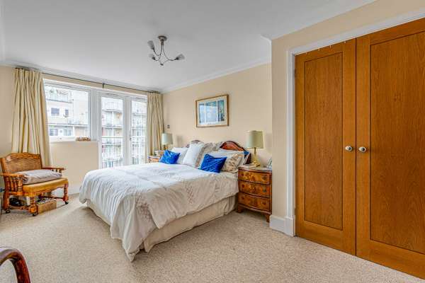 Flat Twickenham Road in Greater London