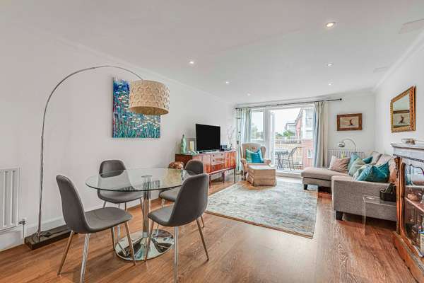 Flat Twickenham Road in Greater London