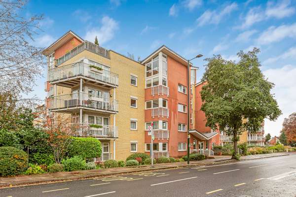 Flat Twickenham Road in Greater London