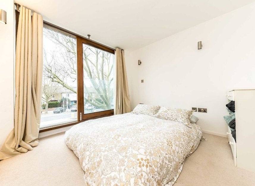 Flat Lower Mortlake Road in Greater London