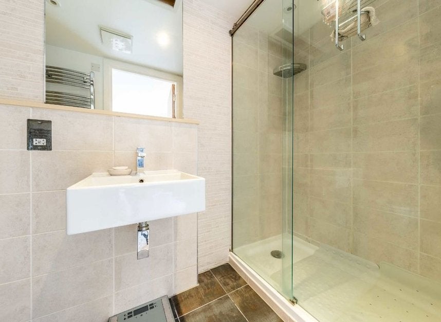 Flat Lower Mortlake Road in Greater London