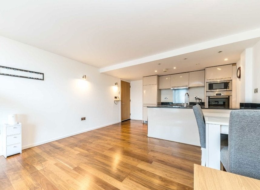 Flat Lower Mortlake Road in Greater London