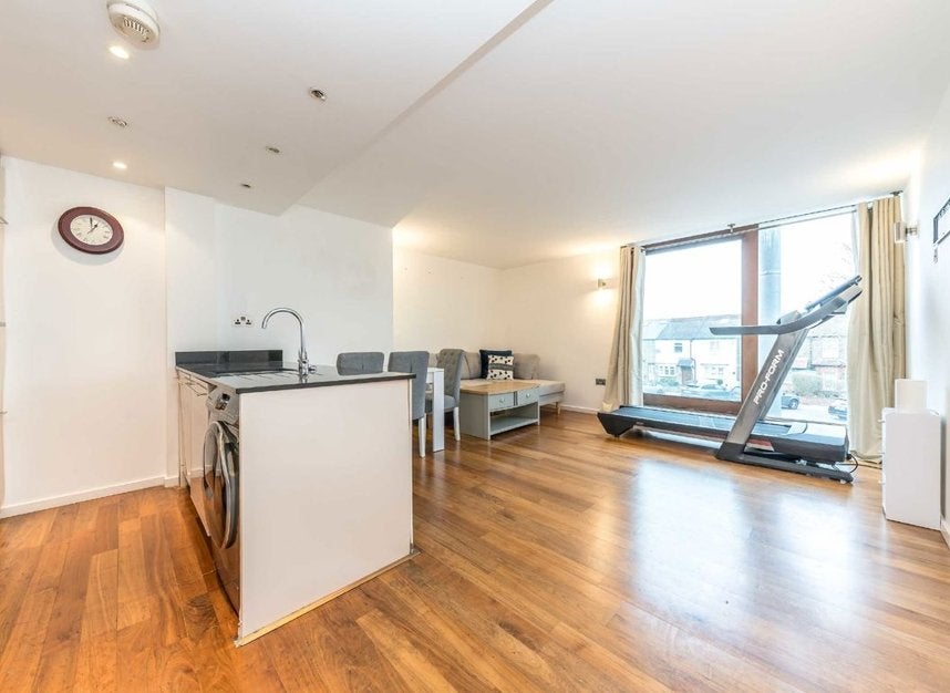 Flat Lower Mortlake Road in Greater London