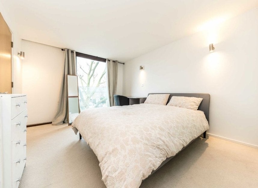 Flat Lower Mortlake Road in Greater London