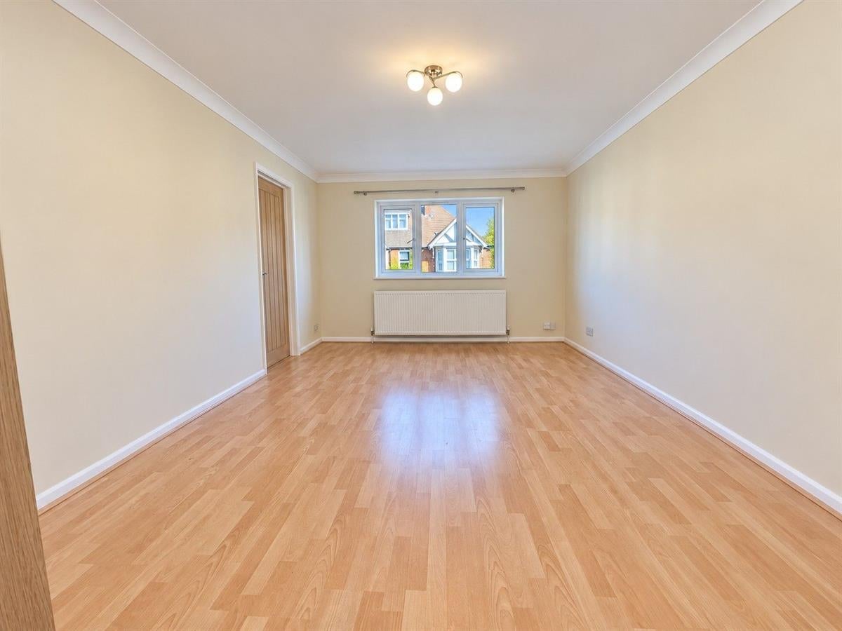 Flat Beverley Crescent in Bedford