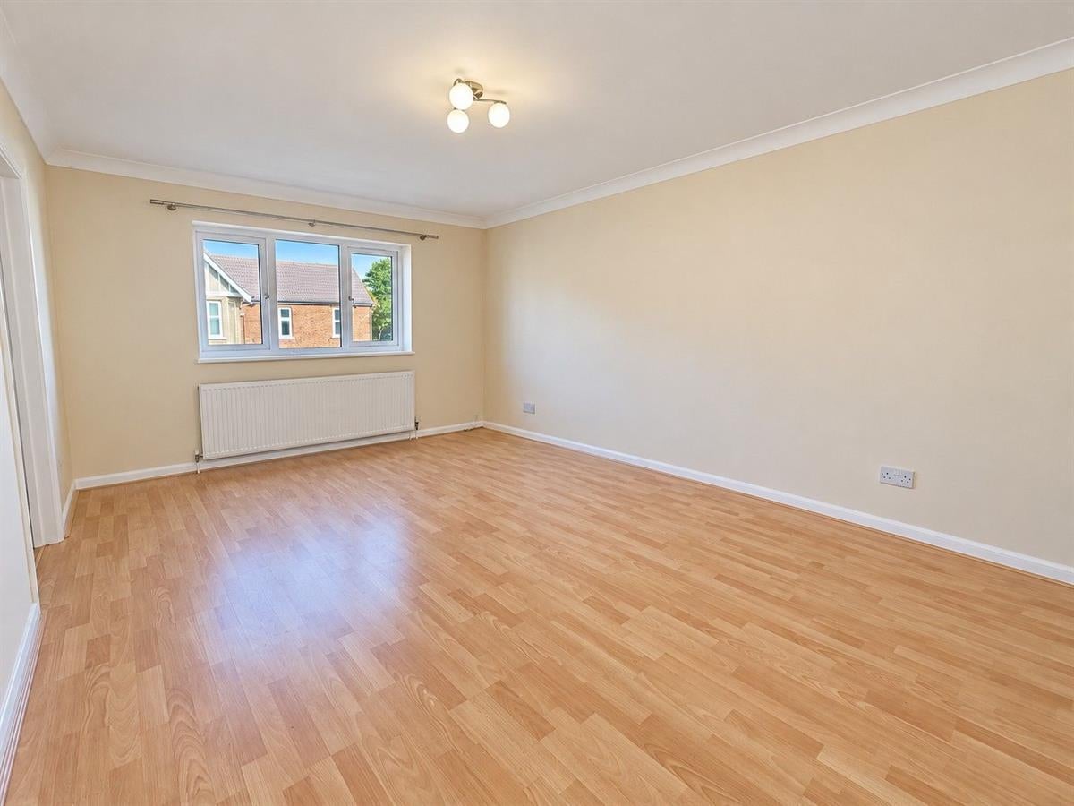 Flat Beverley Crescent in Bedford