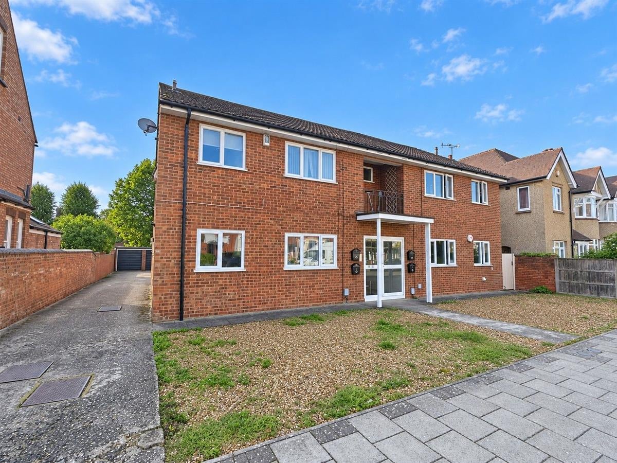 Flat Beverley Crescent in Bedford