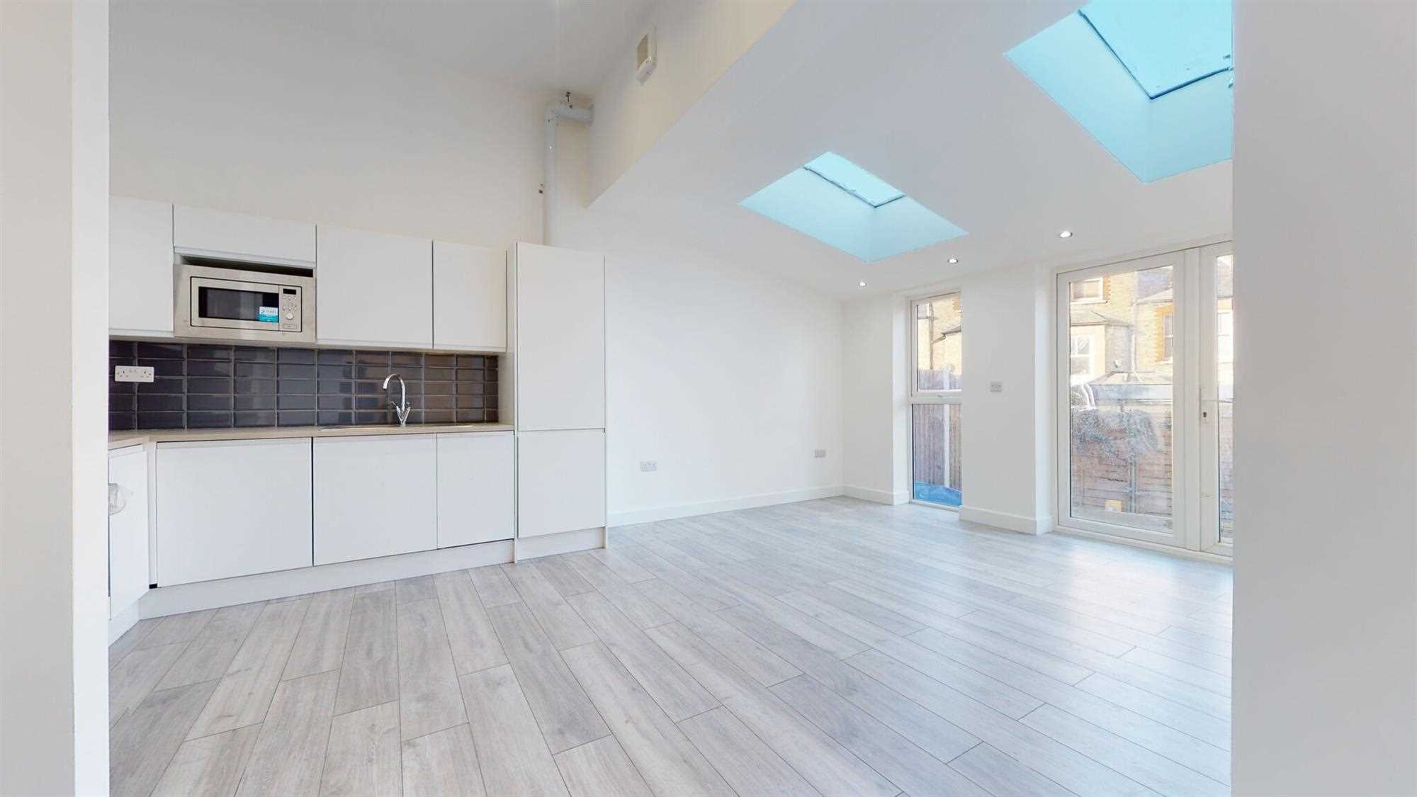 Flat Grange Avenue in Greater London