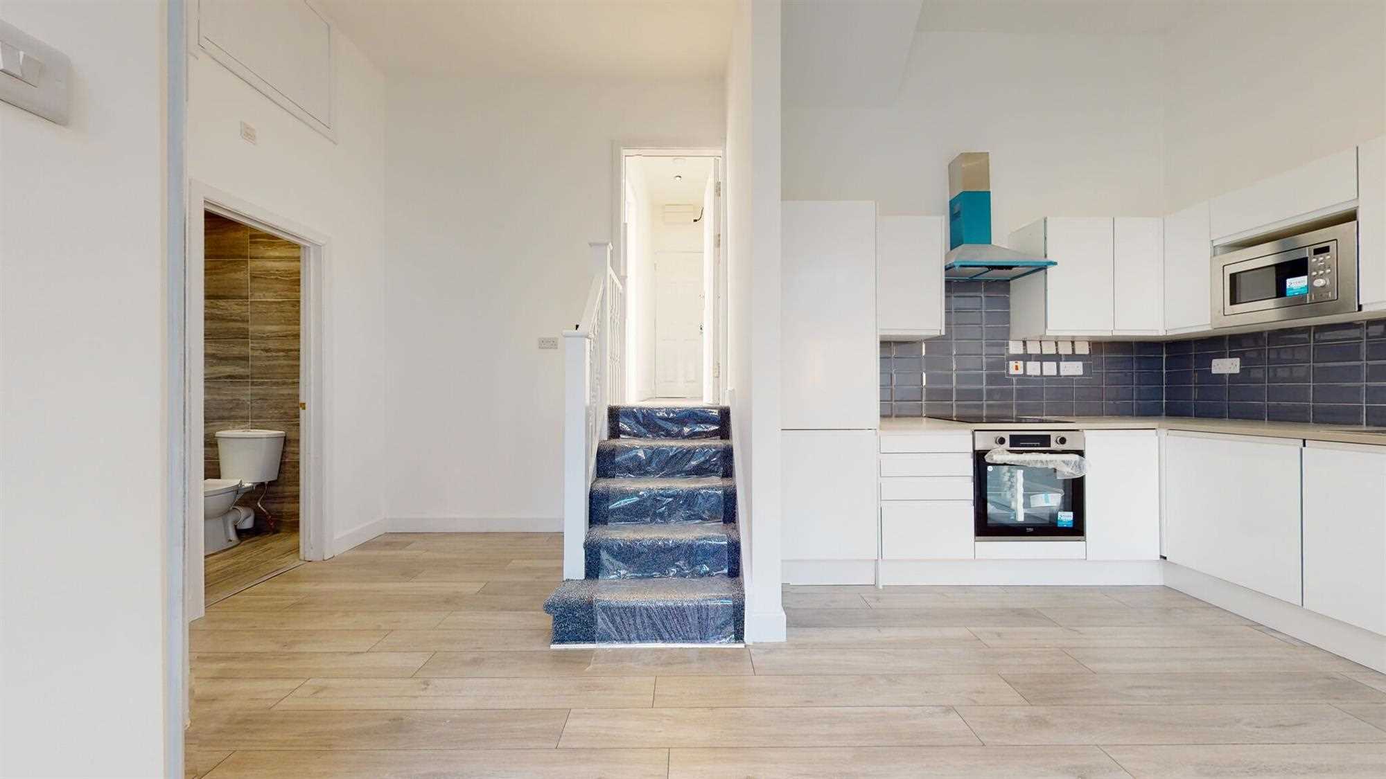 Flat Grange Avenue in Greater London