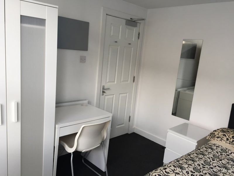 Room Leopold Road in Liverpool