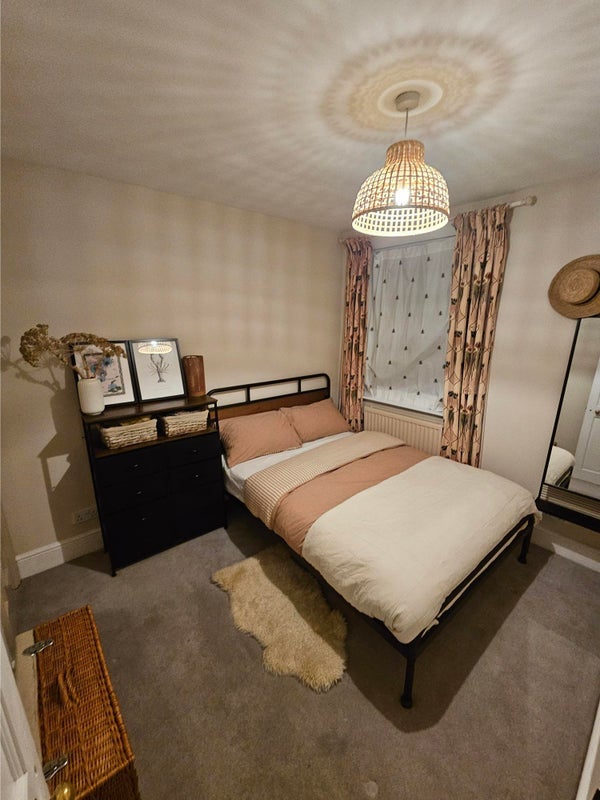 Room Leonard Road in Greater London