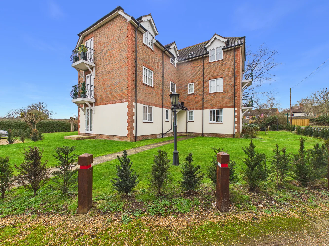 Flat Danes Gardens in Cookham Rise