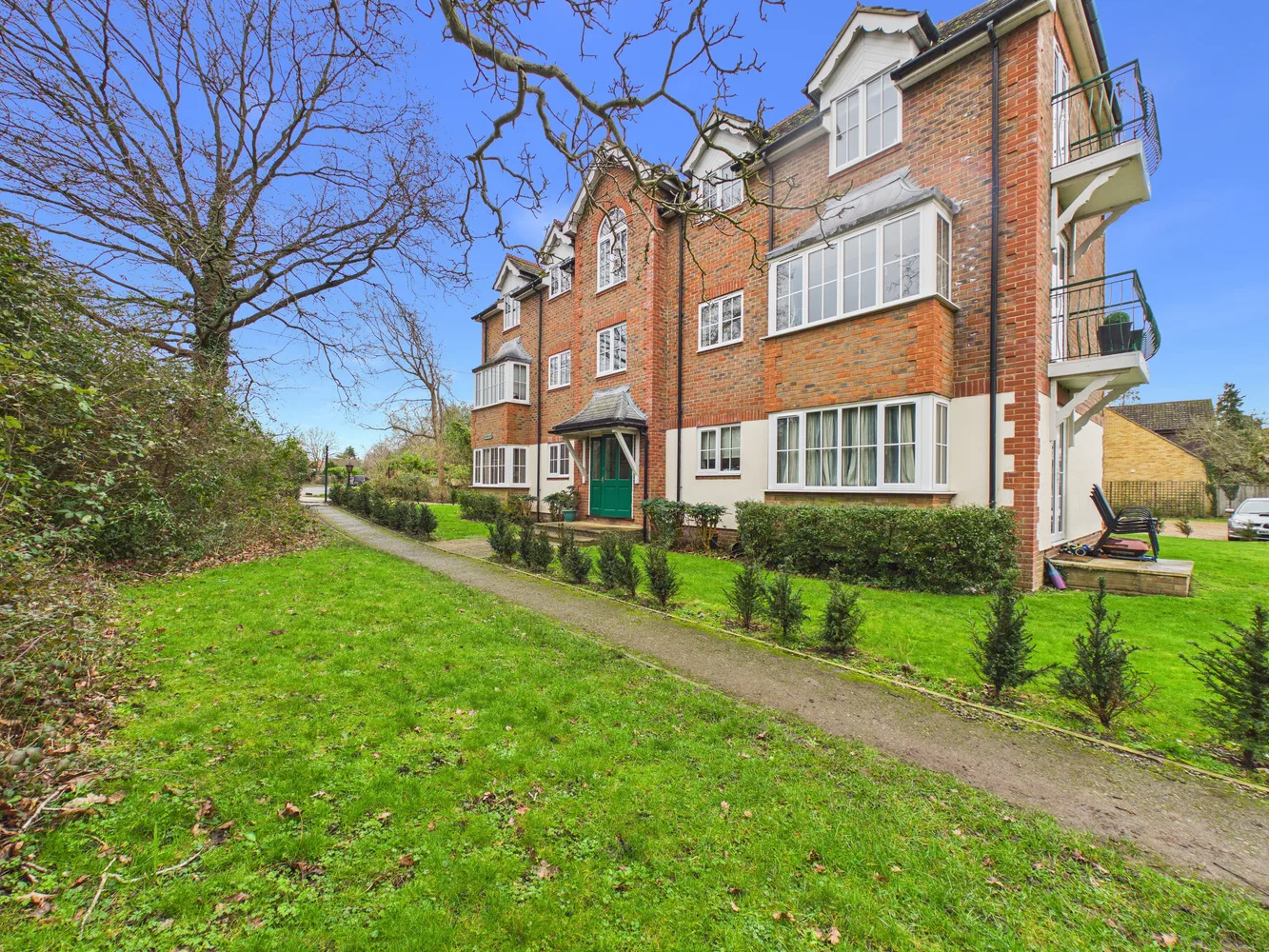 Flat Danes Gardens in Cookham Rise