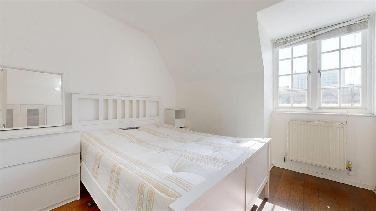Flat Ossulston Street in Greater London