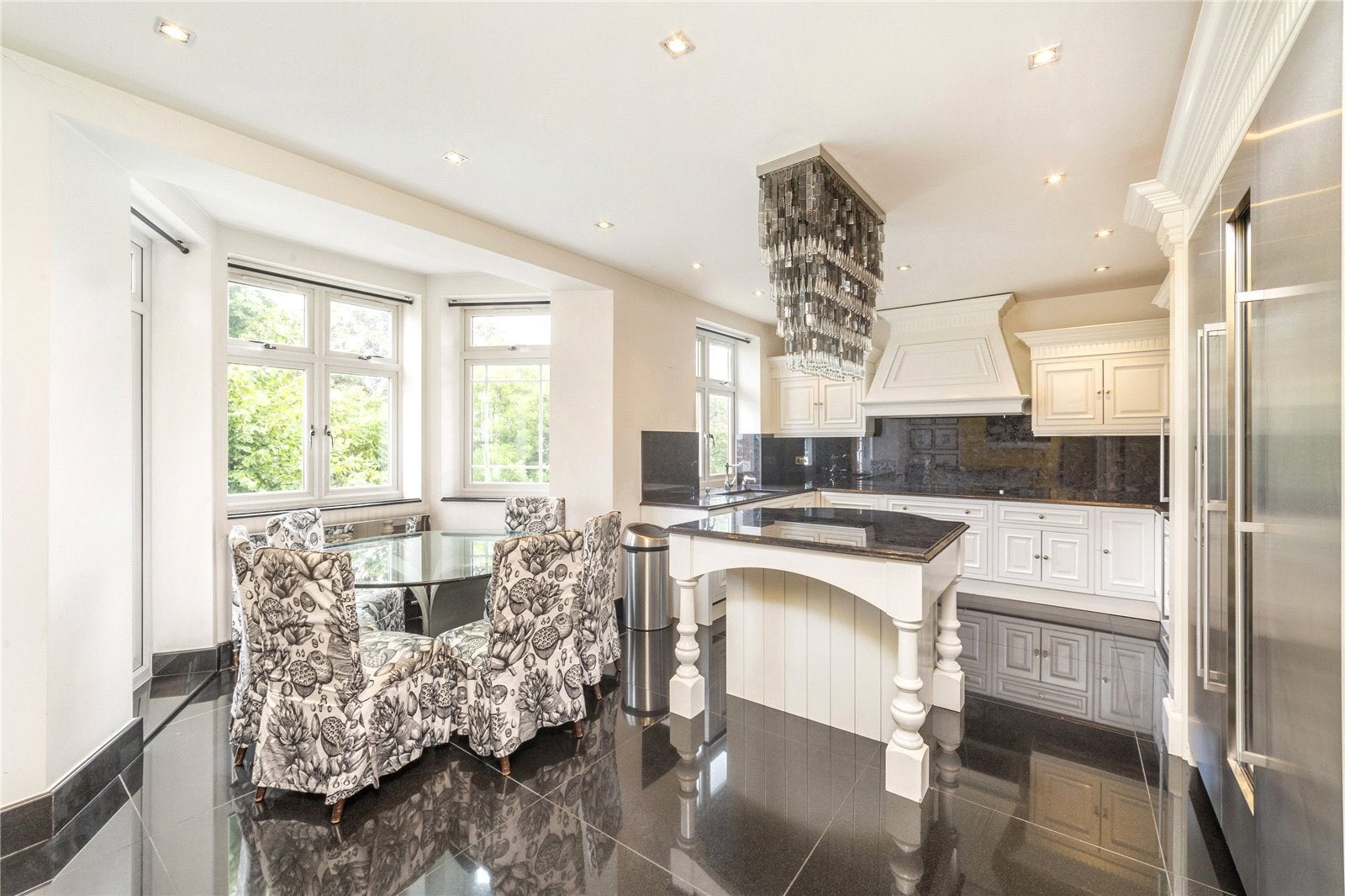 Flat Finchley Road in Greater London
