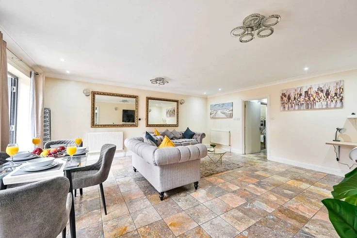 Flat Atherton Mews in Greater London