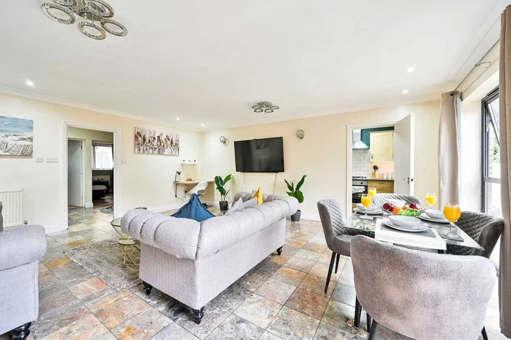 Flat Atherton Mews in Greater London