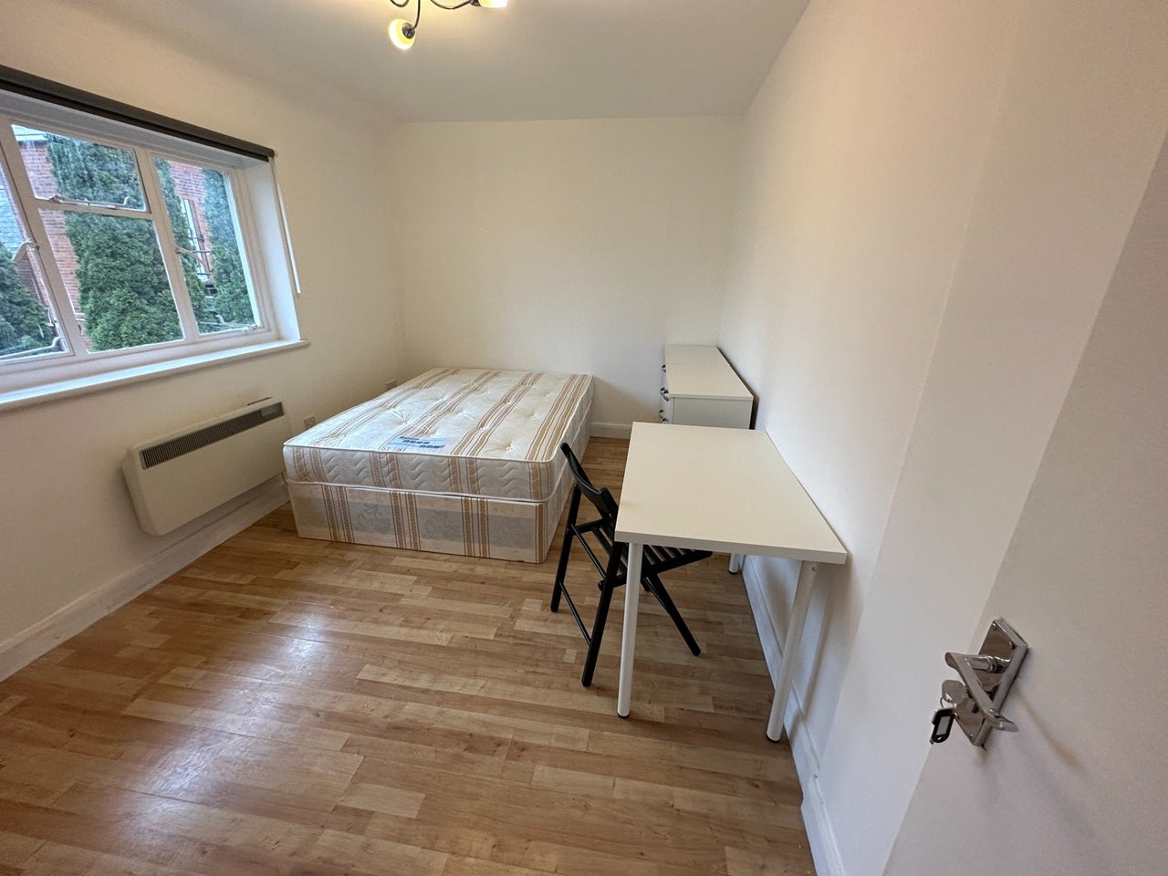 Room High Road in Greater London