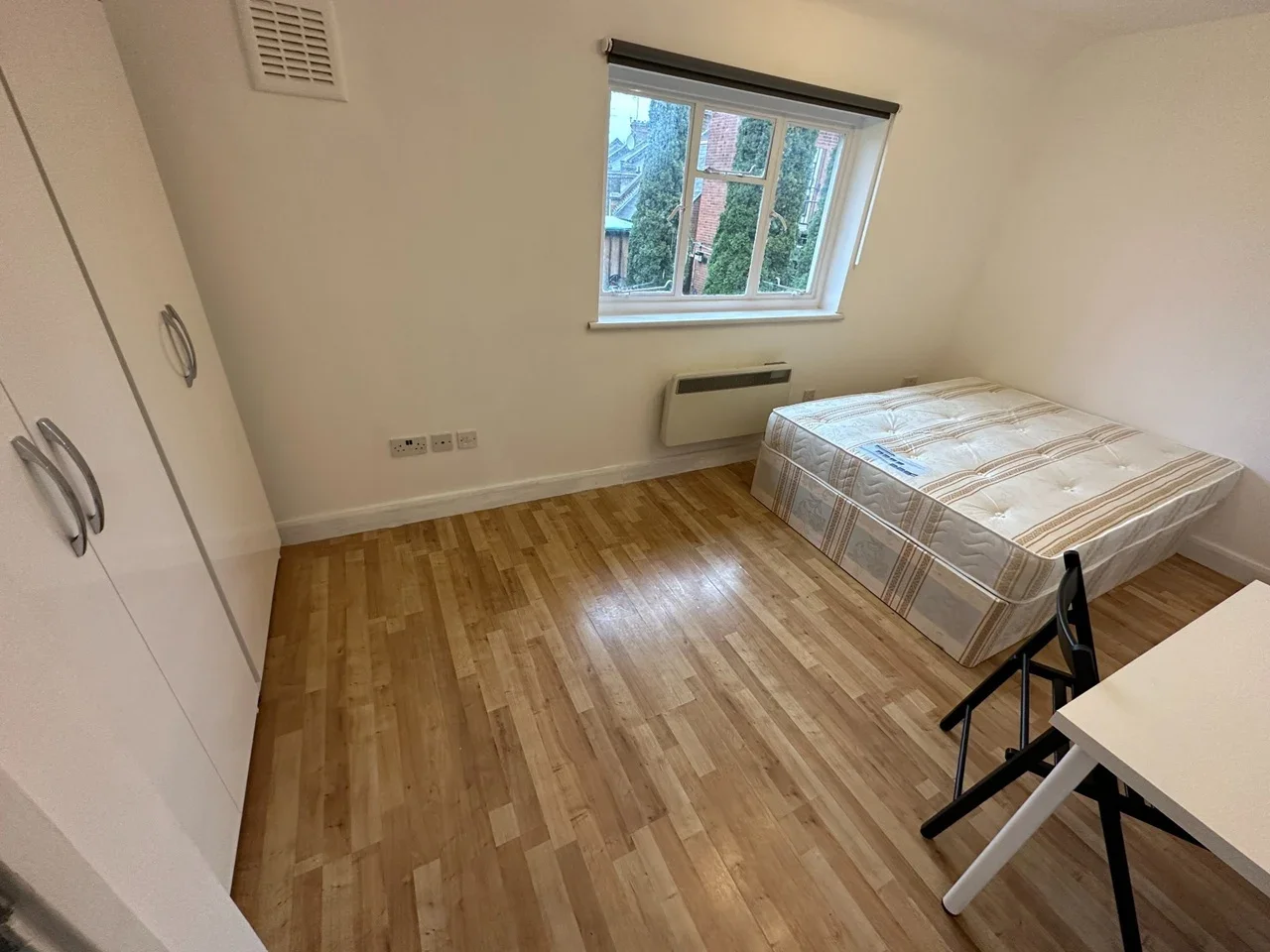 Room High Road in Greater London