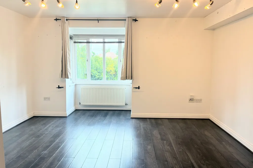 Flat Beaumont Court in Flitwick