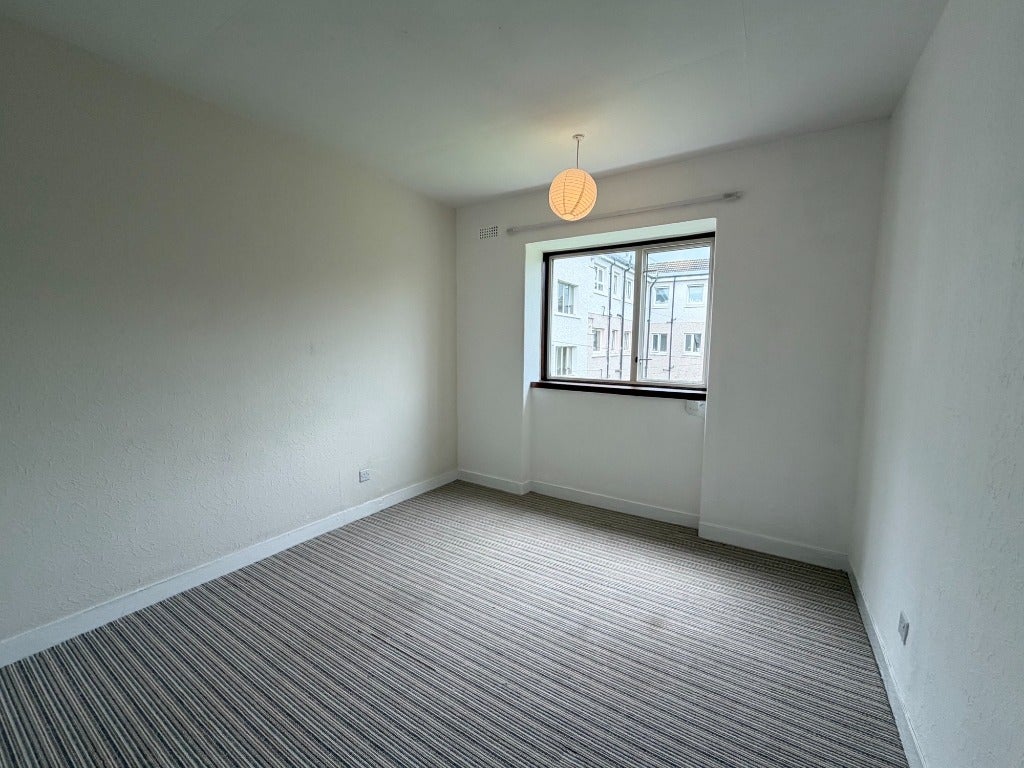 Flat Thornliebank Road in Glasgow
