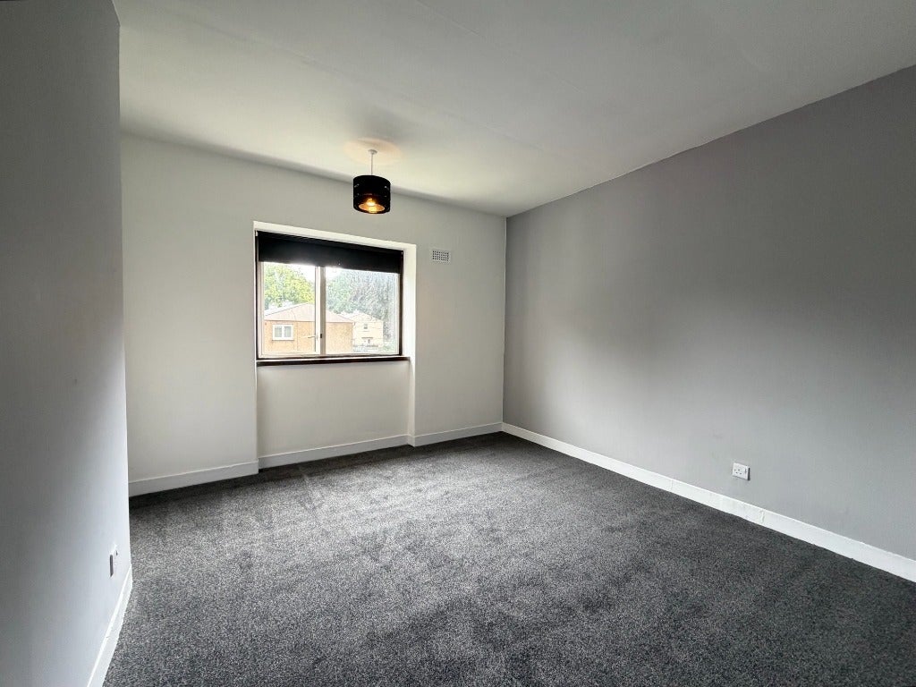 Flat Thornliebank Road in Glasgow