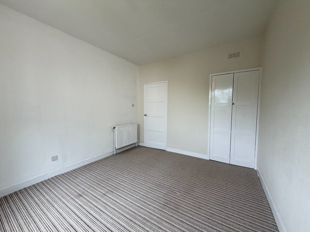 Flat Thornliebank Road in Glasgow