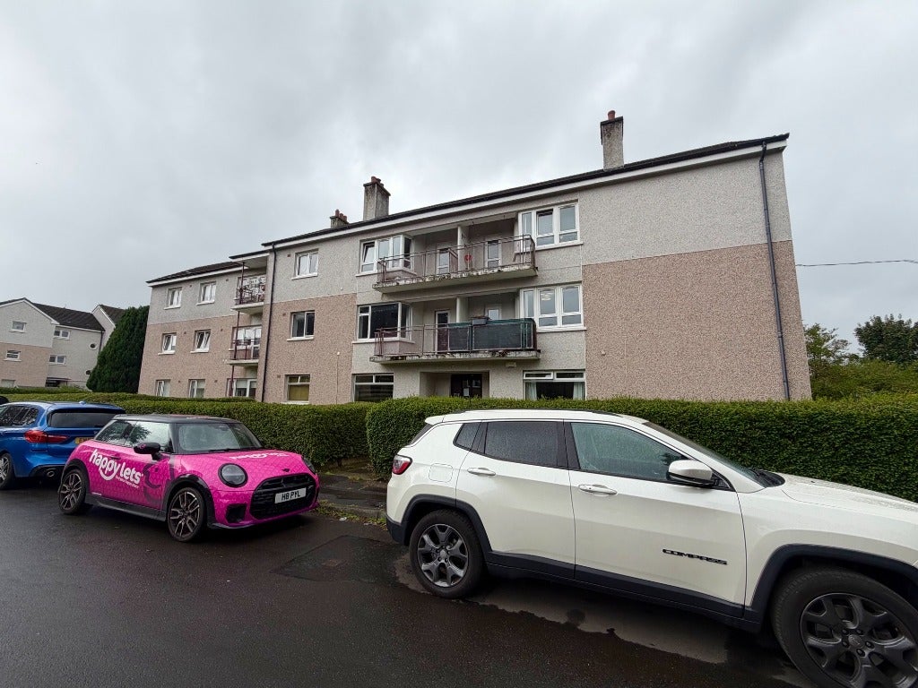 Flat Thornliebank Road in Glasgow