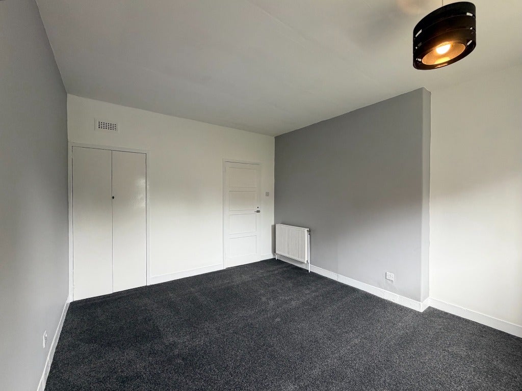 Flat Thornliebank Road in Glasgow