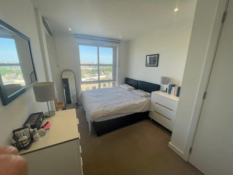 Room Surrey Quays Road in Greater London