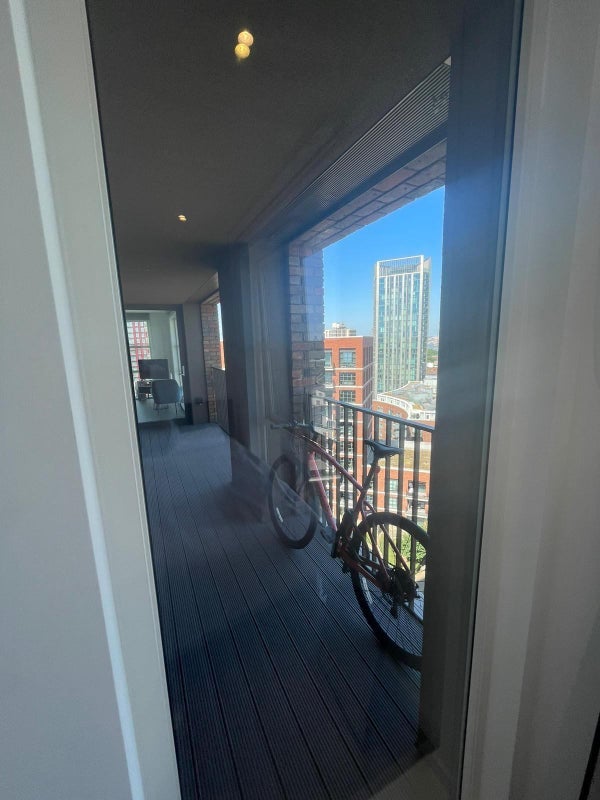 Room Surrey Quays Road in Greater London
