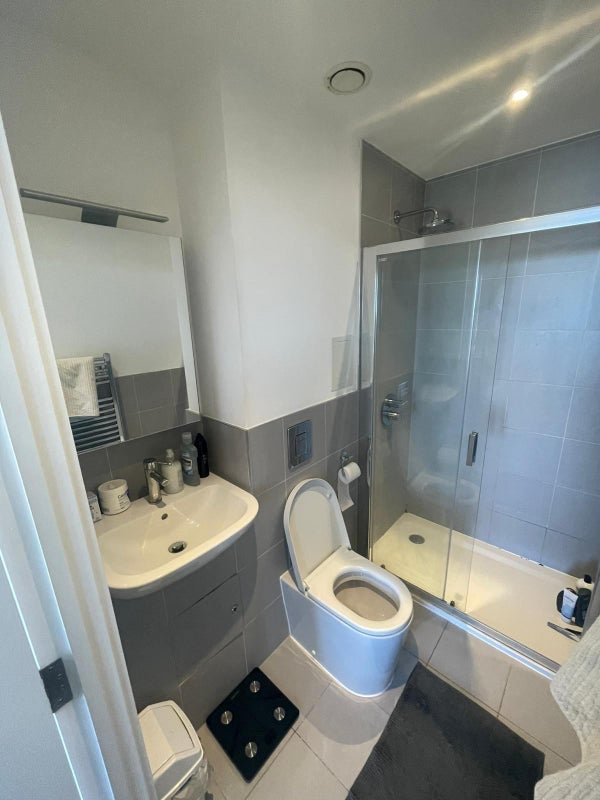 Room Surrey Quays Road in Greater London
