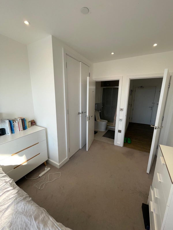 Room Surrey Quays Road in Greater London