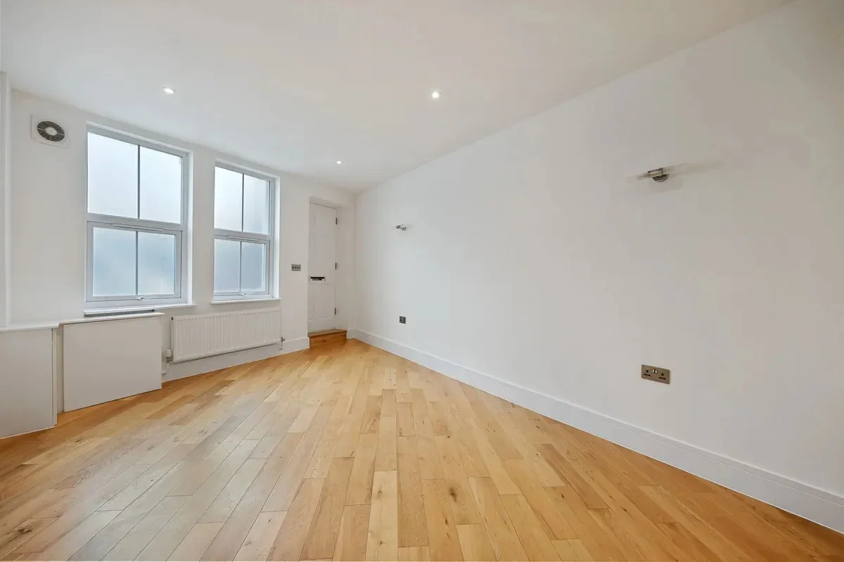 Flat Westmead Road in Greater London
