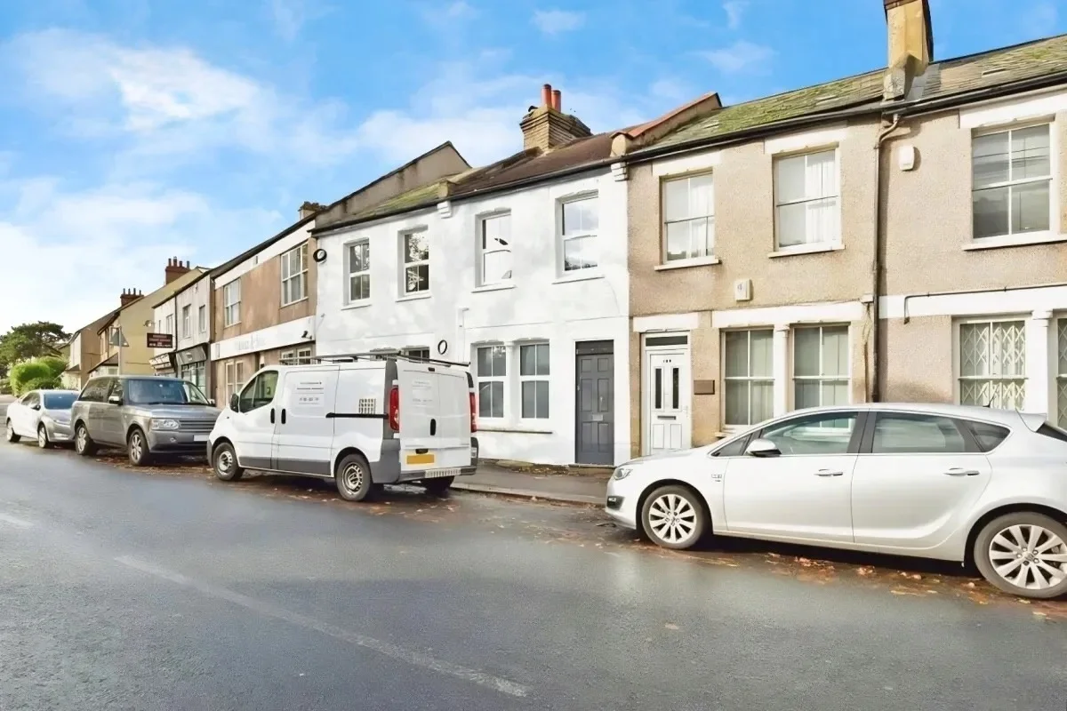 Flat Westmead Road in Greater London