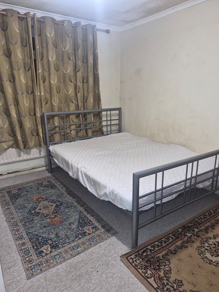Room Trotsworth Court in Borough of Runnymede