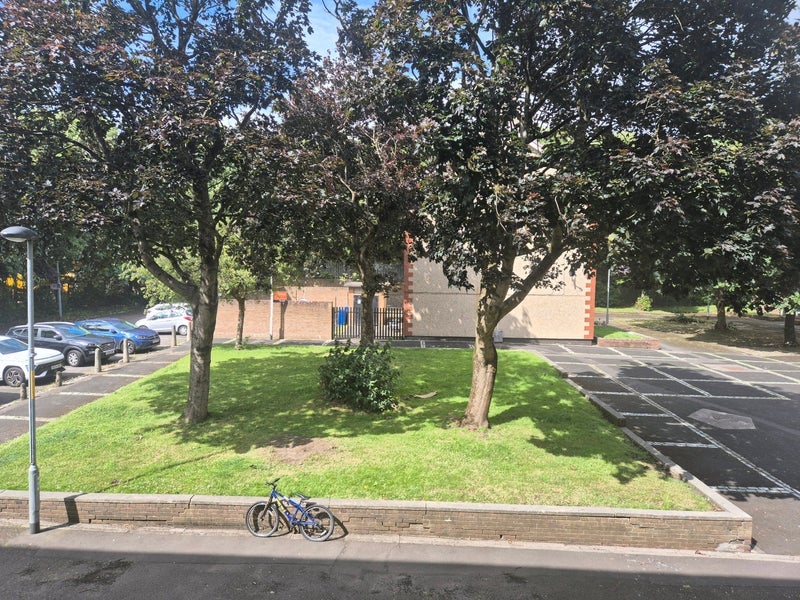 Room Armadale Path in Glasgow