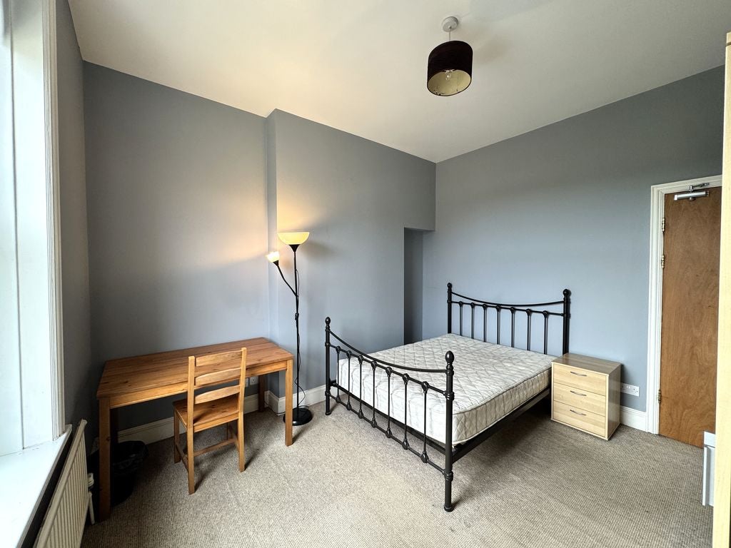 Room Caerau Road in Newport