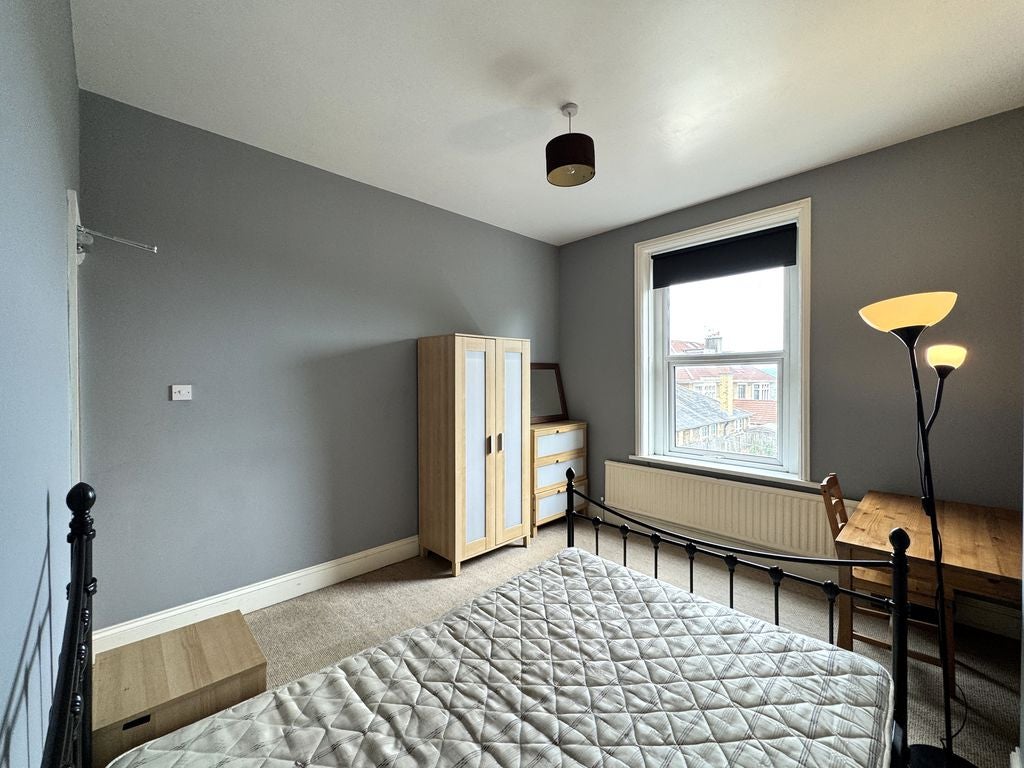 Room Caerau Road in Newport