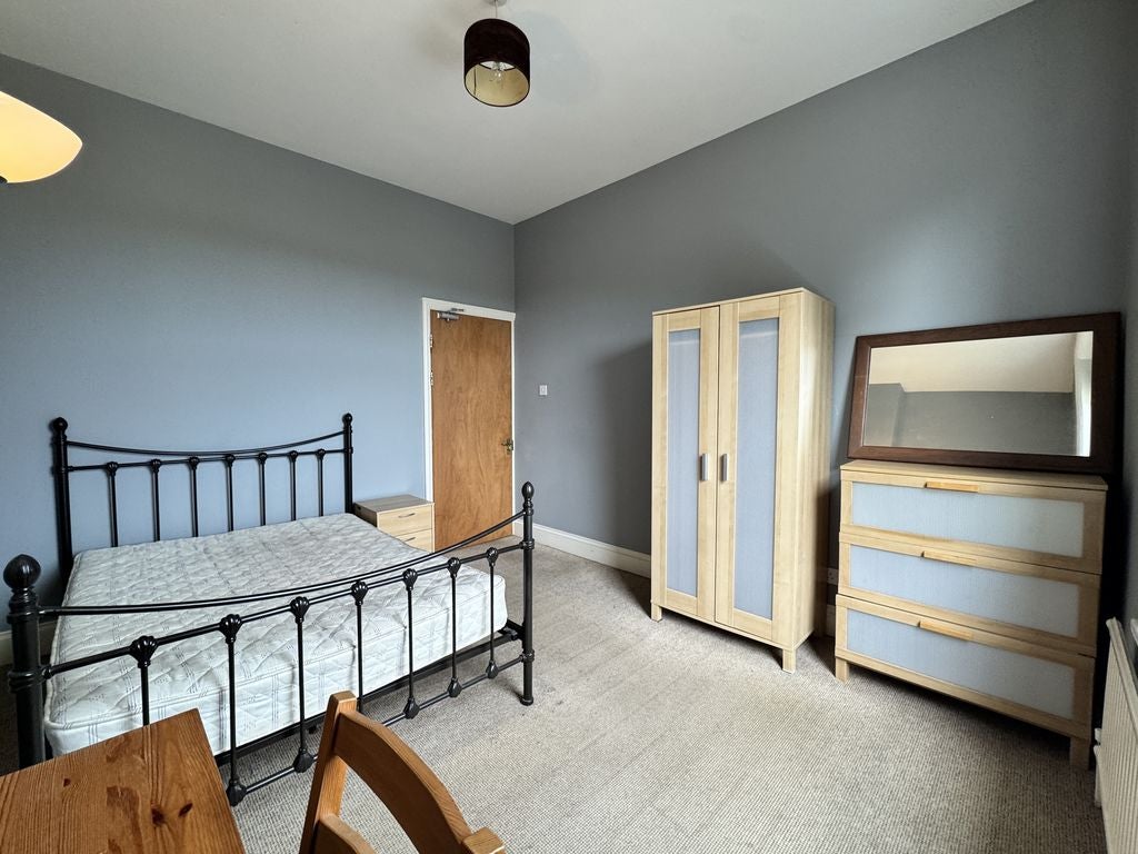 Room Caerau Road in Newport