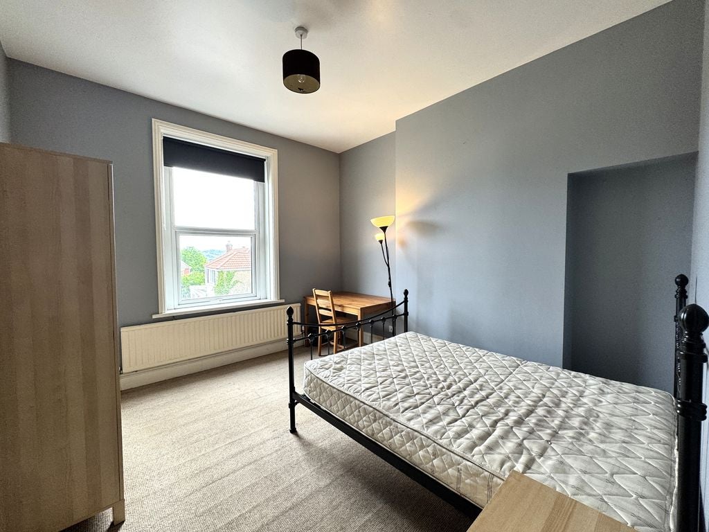 Room Caerau Road in Newport