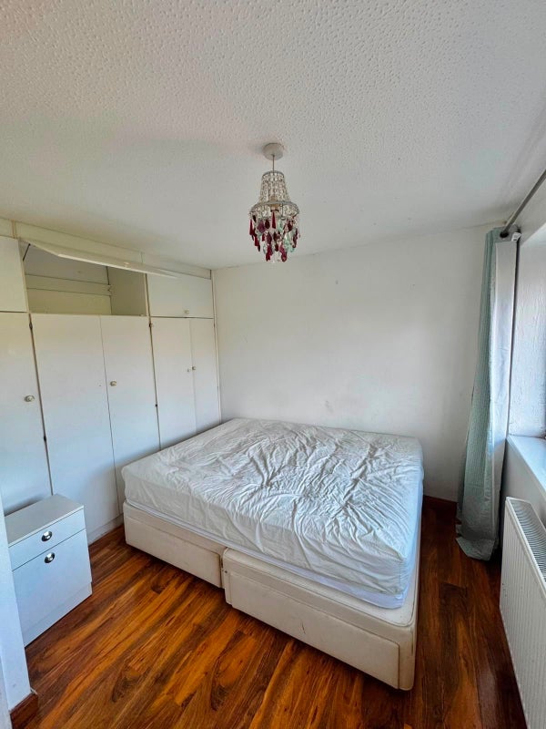 Room Weald Drive in Crawley