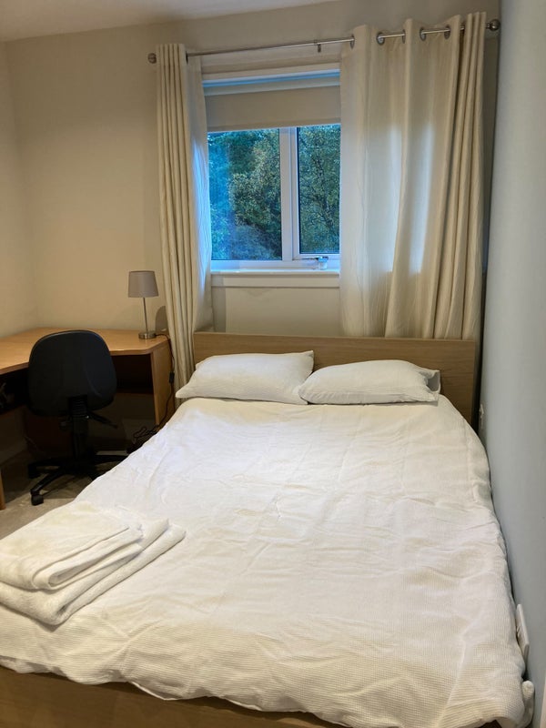 Room Fleurs Avenue in Glasgow
