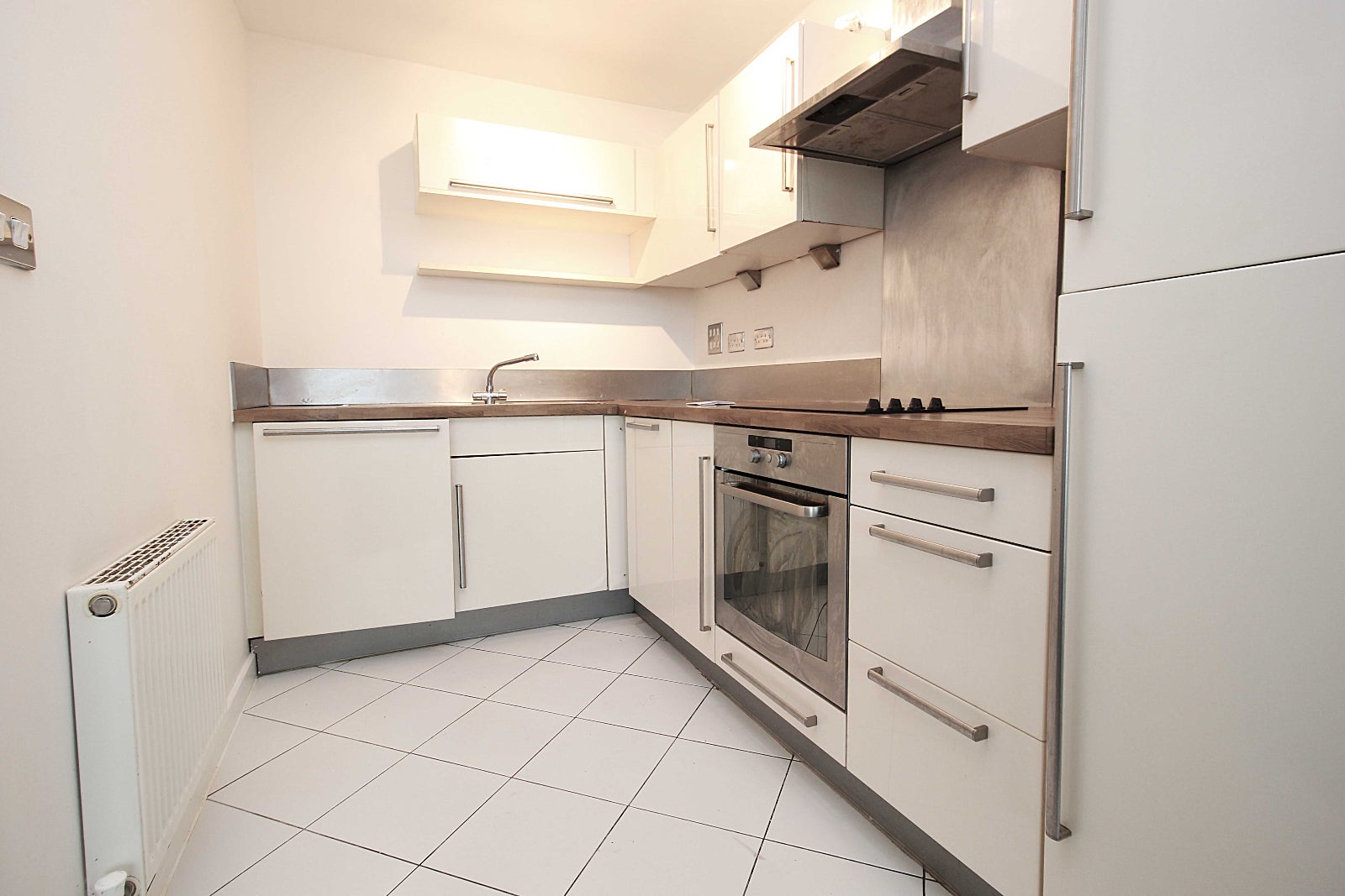 Flat Mercury Gardens in Greater London